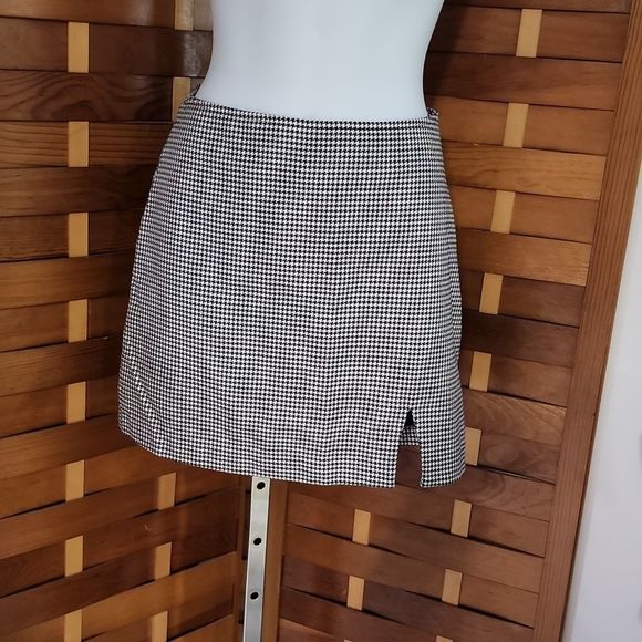 Forever 21 Dresses & Skirts - Black and white Houndstooth pattern mini skirt